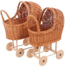 Ontdek de Tijdloze Charme van de Rieten Poppenwagen